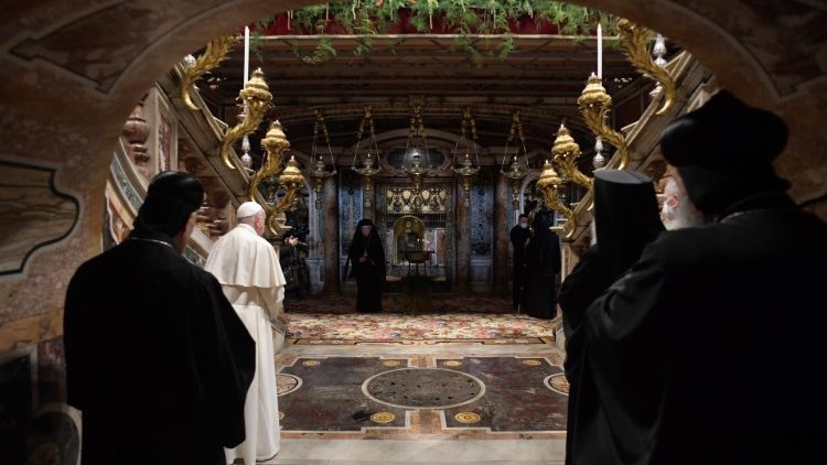Papa Francisco diante do Túmulo de Pedro