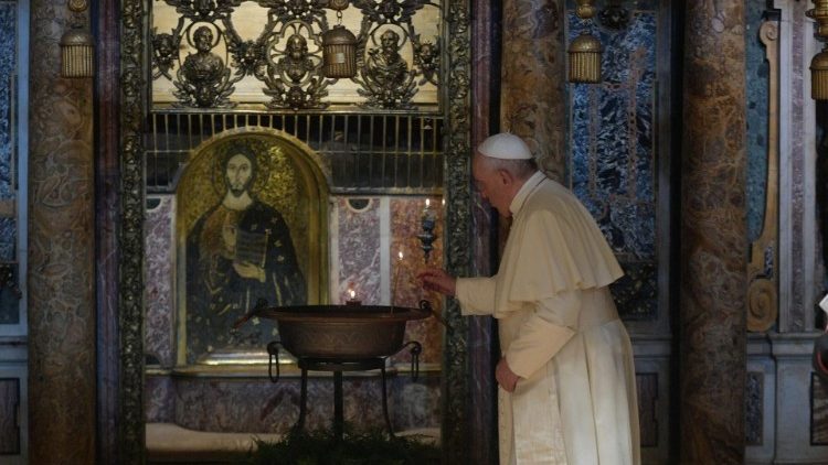 Imagen de archivo: el Papa reza ante la tumba de San Pedro.