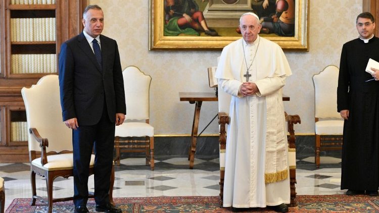 Papa Francesco con il primo ministro dell'Iraq Mustafa Al-Kadhimi 
