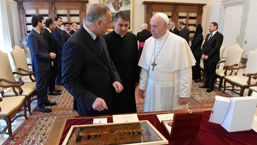 O momento da troca de presentes entre o Papa e Mustafa Al-Kadhimi