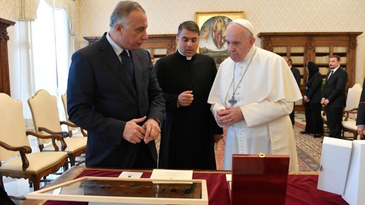 În vizită la papa Francisc, pe 2 iulie 2021, premierul irakian Mustafa Al-Kadhimi
