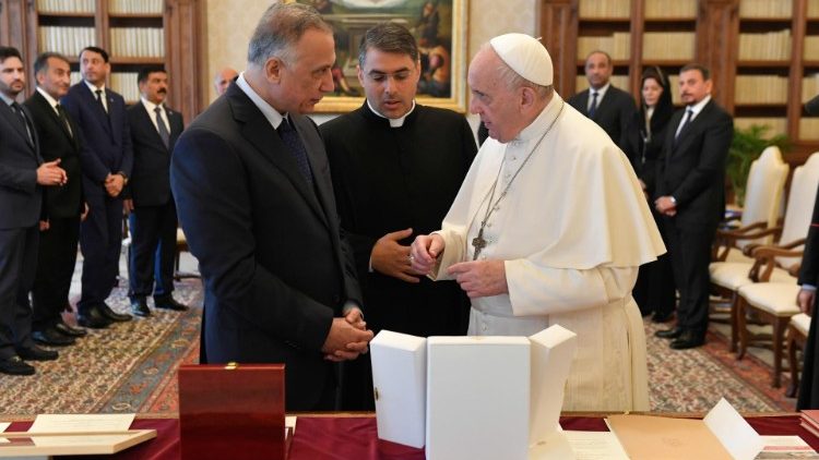 Påven Franciskus tog emot Iraks premiärminister Mustafa Al-Kadhimi med familj och följe i Vatikanen fredagen 2 juli 2021
