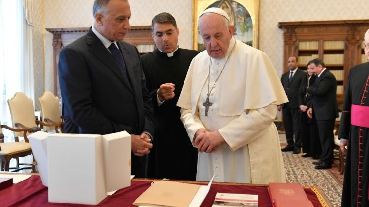 Mustafa Al-Kadhimi (links) und Papst Franziskus beim Austausch der Geschenke