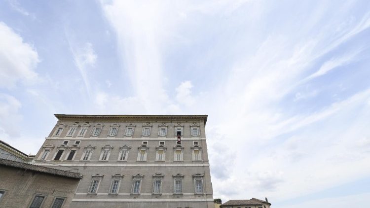 Il Palazzo apostolico visto da Piazza San Pietro durante la recita dell'Angelus