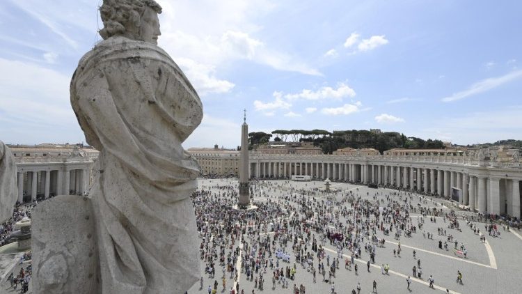 Piața San Pietro la rugăciunea ”Angelus” din 4 iulie 2021 cu papa Francisc.