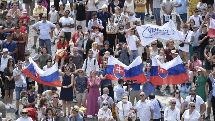 バチカンの広場でスロバキアの国旗を掲げる巡礼者たち　2021年7月4日（日）正午の祈りの集い