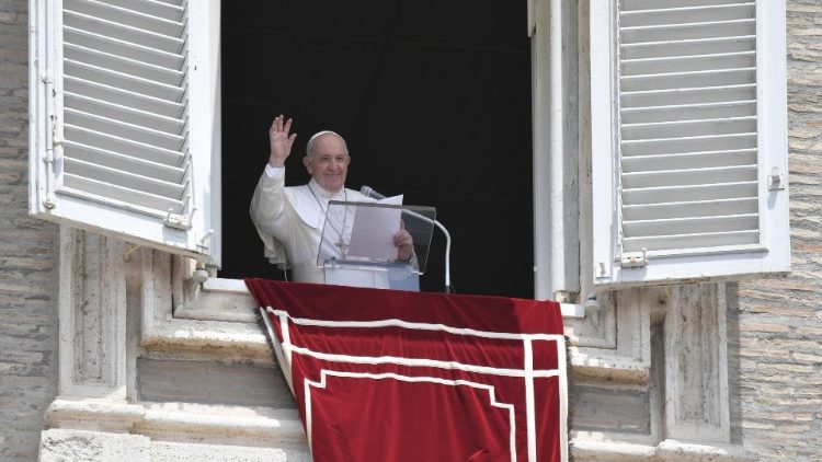 Папа падчас малітвы Анёл Панскі ў Ватыкане