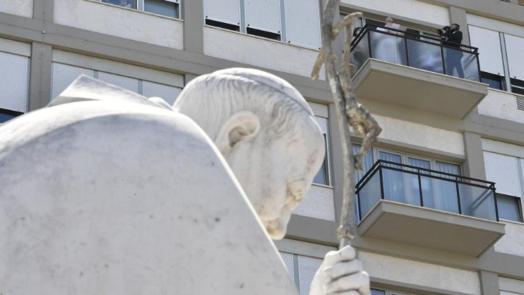 El Papa Francisco asomado desde el balcón de su habitación del hospital Gemelli de Roma.