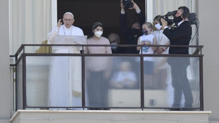 Papež Frančišek je v nedeljo, 11. julija, vodil opoldansko molitev z balkona stanovanja v 10. nadstropju v bolnišnici Gemelli.