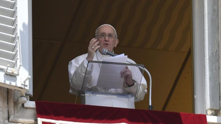 Papež při nedělních pozdravech z okna své pracovny