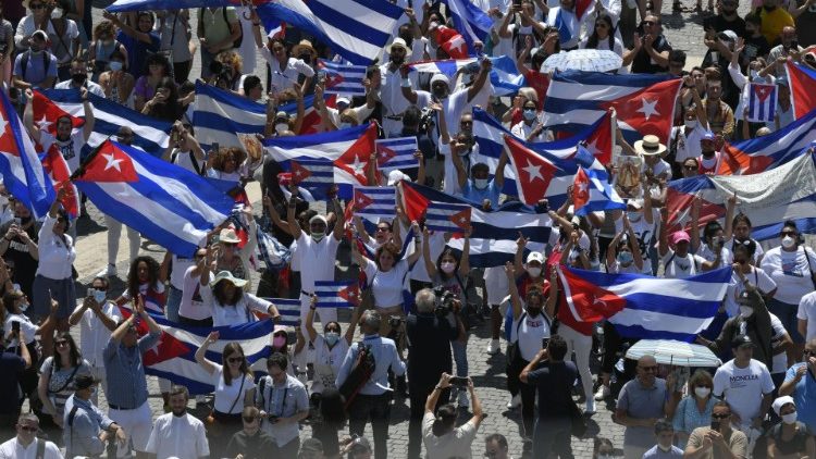 Kubánské vlajky tuto neděli na svatopetrském náměstí