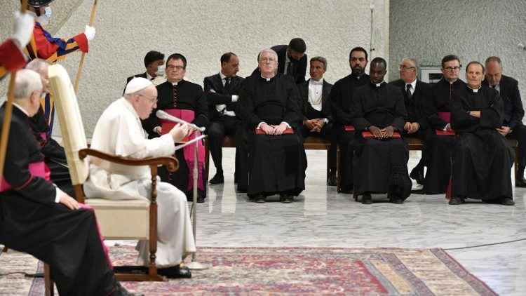 Der Papst mit seinen Mitarbeitern im Staatssekretariat