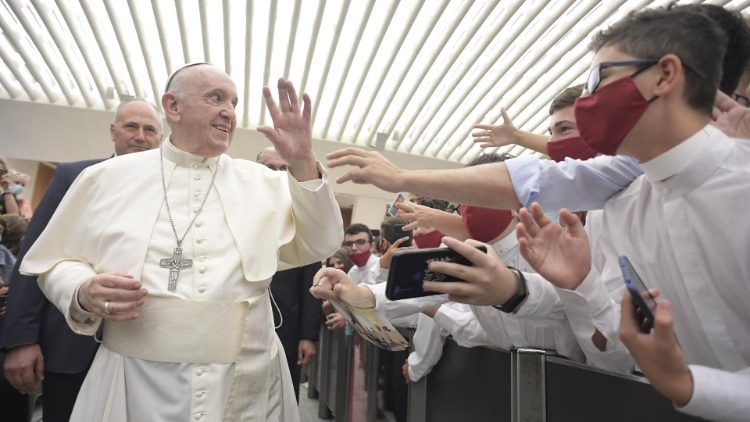 Jóvenes saludan al Papa