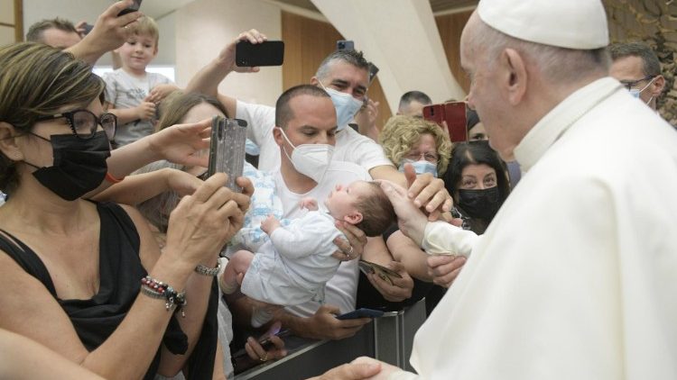 El Papa bendice a un bebé 