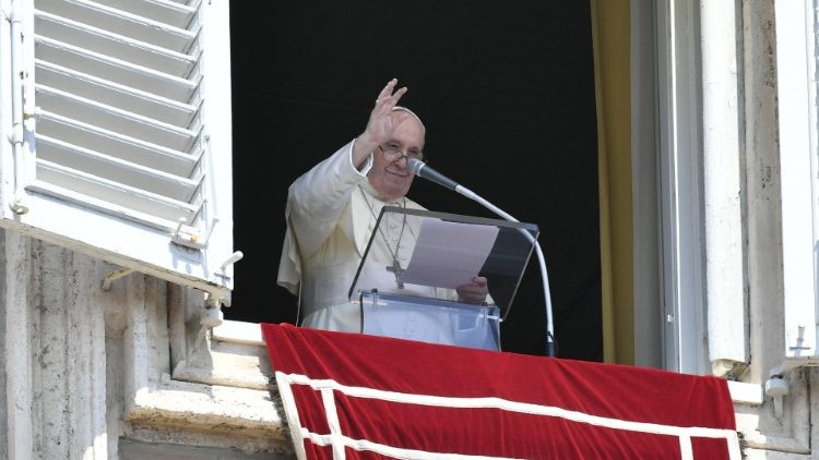 A pápa köszönti a híveket 