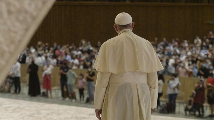 Kihallgatás a VI. Pál aulában, érkezik Ferenc pápa 