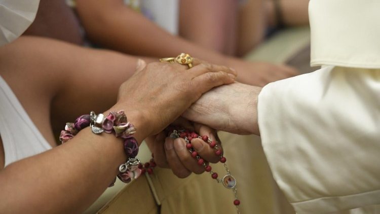 Папата подава ръка на някои вярващи, генерална аудиенция на 18 август 2018