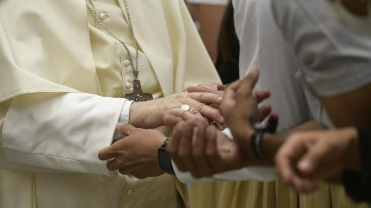 El Papa toma las manos de algunos fieles