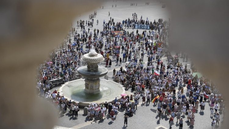 Die Menschen beim Angelus auf dem Petersplatz