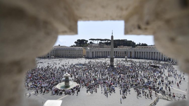 Die Menschenmenge beim Mittagsgebet auf dem Petersplatz