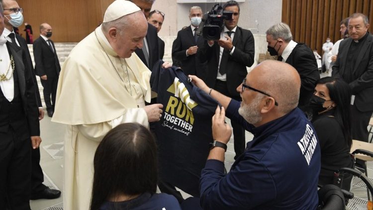 Francesco riceve la maglia "We Run Together" dagli sportivi di Athletica Vaticana