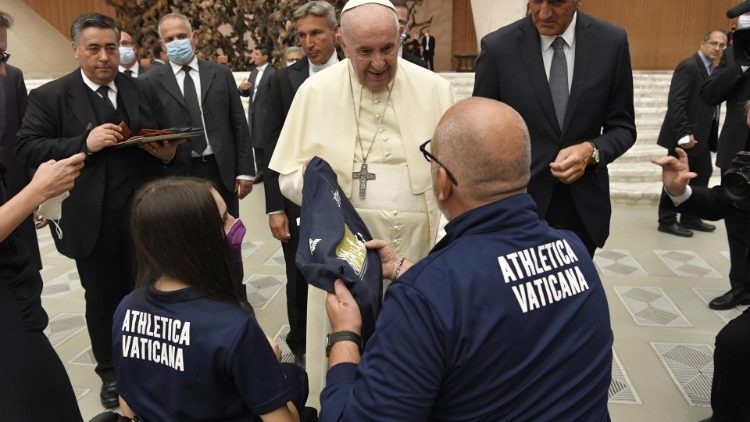 教宗问候梵蒂冈残疾运动员