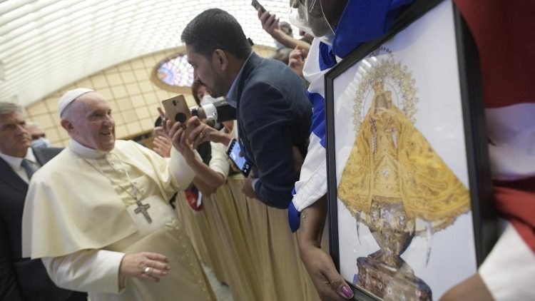Papa saúda fiéis na Sala Paulo VI