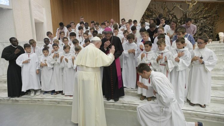 Pápai áldás ministránsok egy csoporjának 