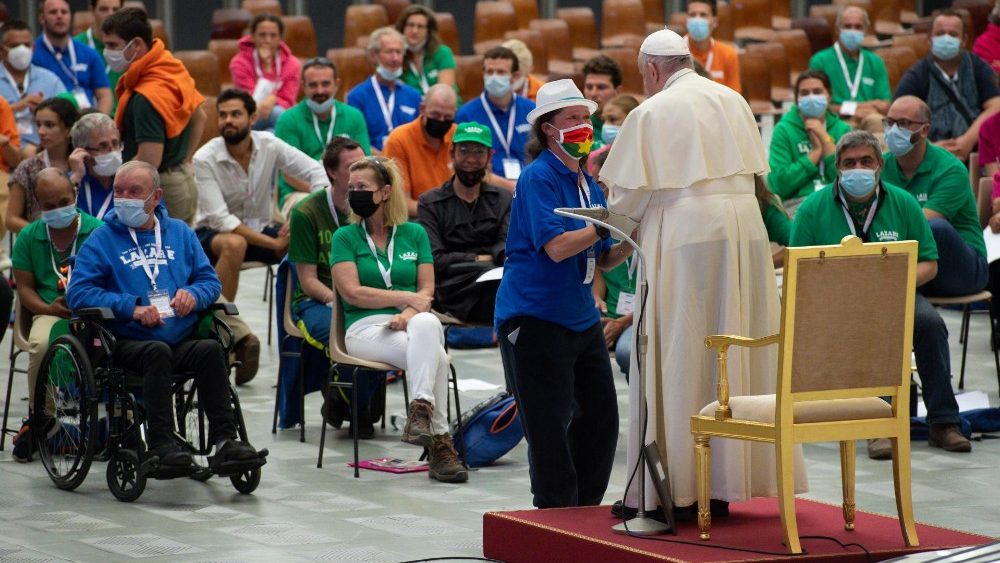 Pápež s členmi združenia Lazare 28. augusta 2021