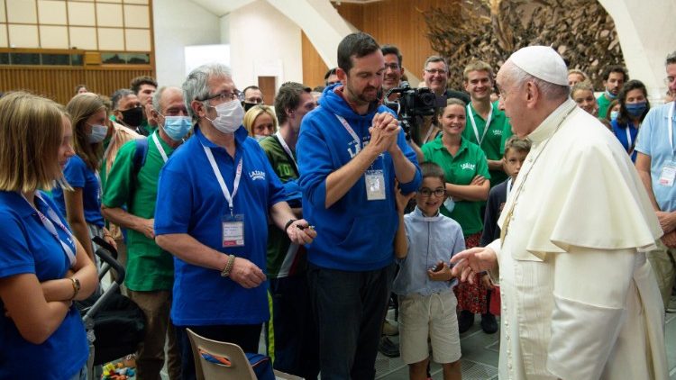 Папата сред членове на Френската асоциация за грижа за бездомните, Lazare