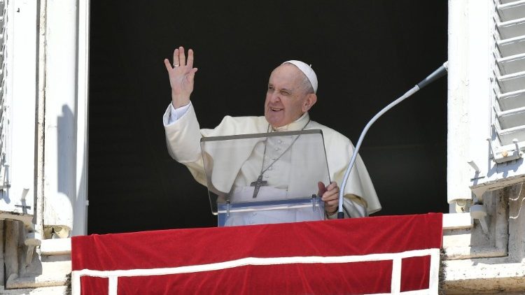 Pápai köszöntés a dolgozószoba ablakából