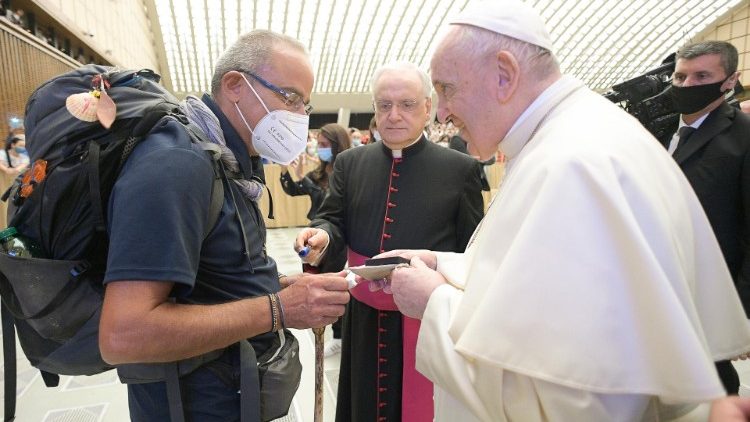 El Papa Francisco y el padre Santo Borrelli, durante la audiencia general del 1 de septiembre de 2021, en el Aula Pablo VI del Vaticano