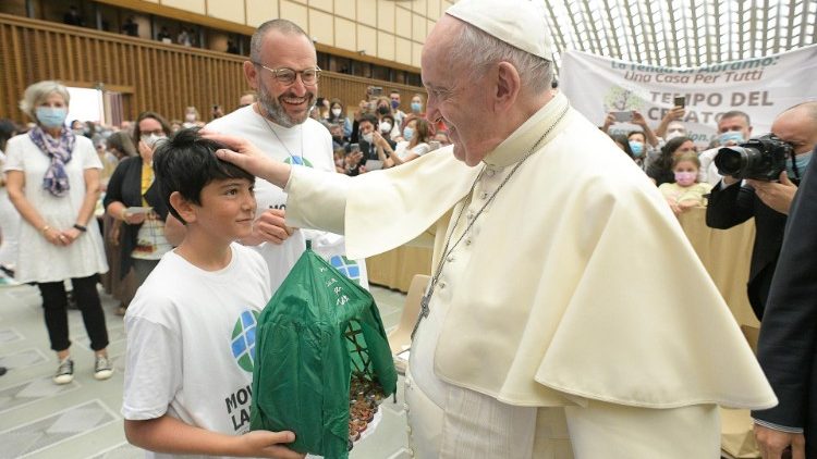 ‘찬미받으소서 운동’이 교황에게 ‘아브라함의 장막’ 축소모형을 선물하고 있다.