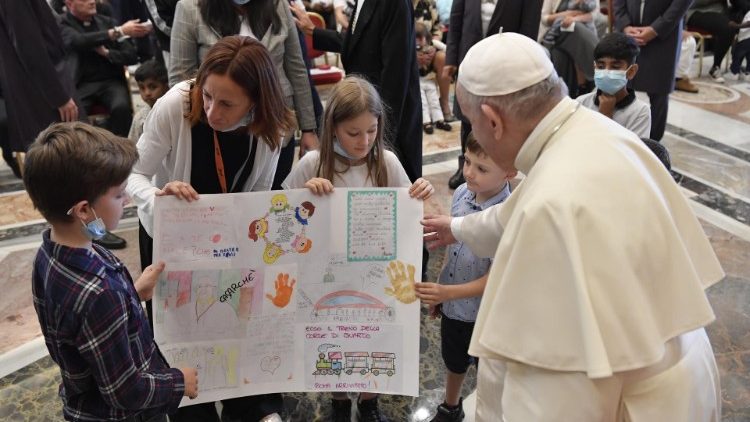 El Papa con algunas madres y niños de la Fundación Arché.