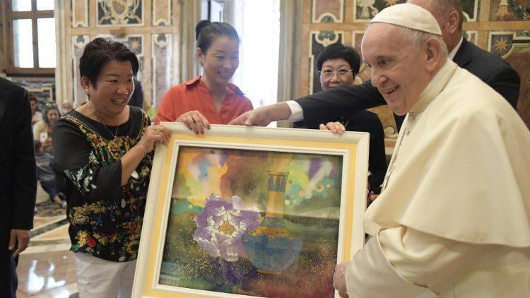 Il Papa con i membri della Fondazione Arché