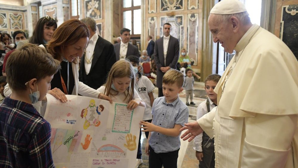 Papa Franjo s članovima Zaklade Arché 