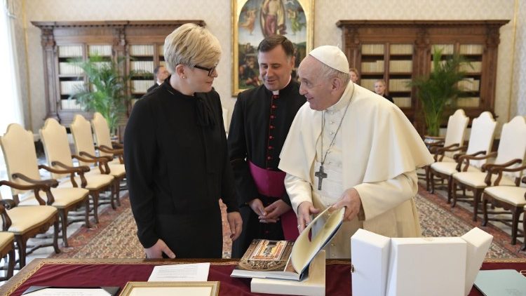 Le Pape lors de l'échange des cadeaux avec la Première ministre lituanienne, le vendredi 3 septembre 2021.