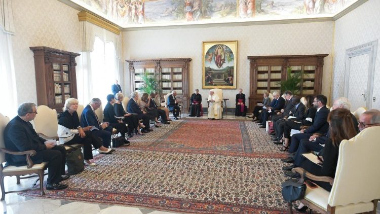 El Papa Francisco junto a los miembros de la Fundación Leaders pour la Paix.