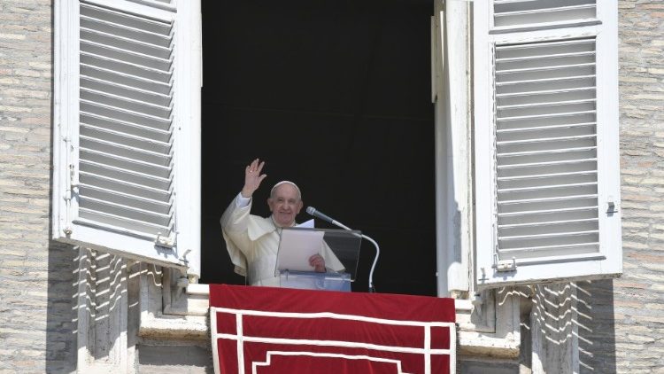 Papa acena para a multidão da janela do apartamento pontifício