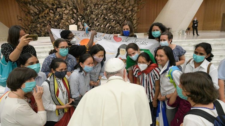 Ferenc pápa fiatalok egy csoportjával találkozik