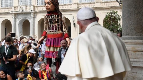 Vatikan: Flüchtlingspuppe auf Petersplatz aufgerichtet