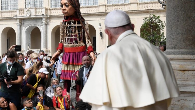 Der Papst hat die Flüchtlingspuppe und eine Gruppe von Migrantenkindern im Vatikan empfangen