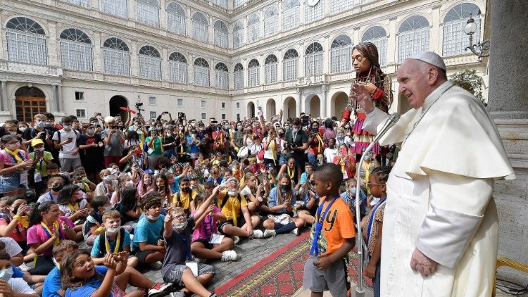 教宗、参与「接纳游行」的孩童和巨型木偶