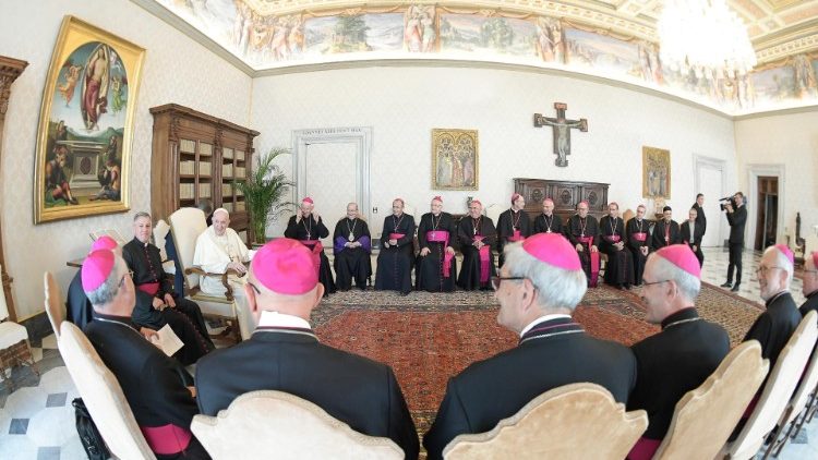 Le Pape échangeant avec les évêques du sud de la France, vendredi 10 septembre 2021.