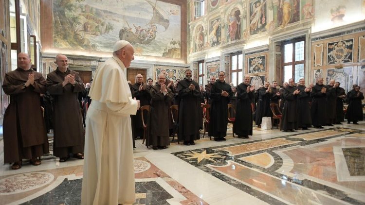 Un momento dell'incontro del Papa con i Carmelitani Scalzi