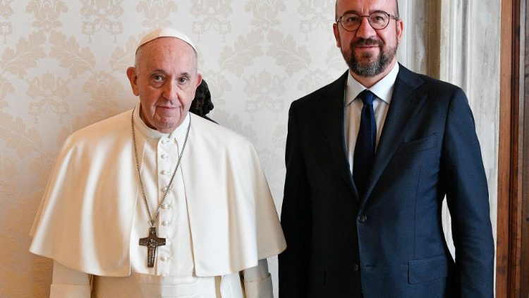 The Pope and the European Commission president pose for a photo