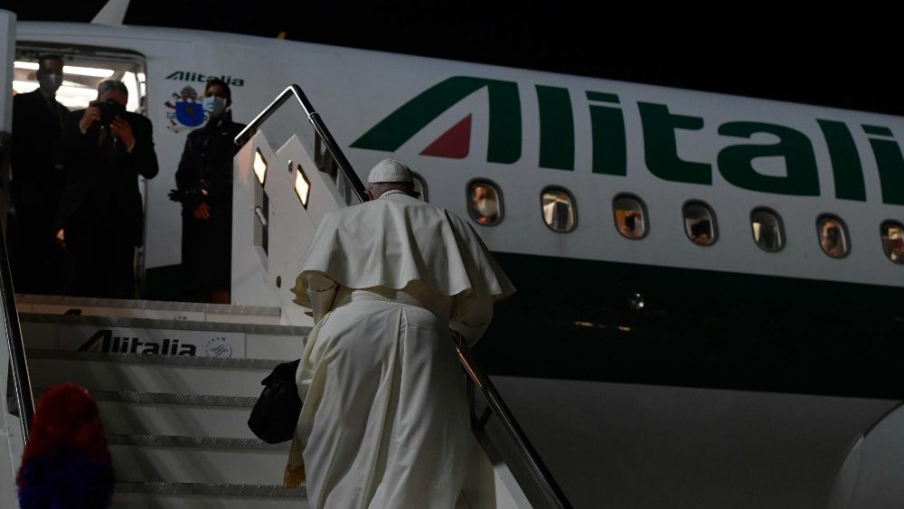 Papst Franziskus steigt in den Flieger, der ihn nach Budapest bringen wird