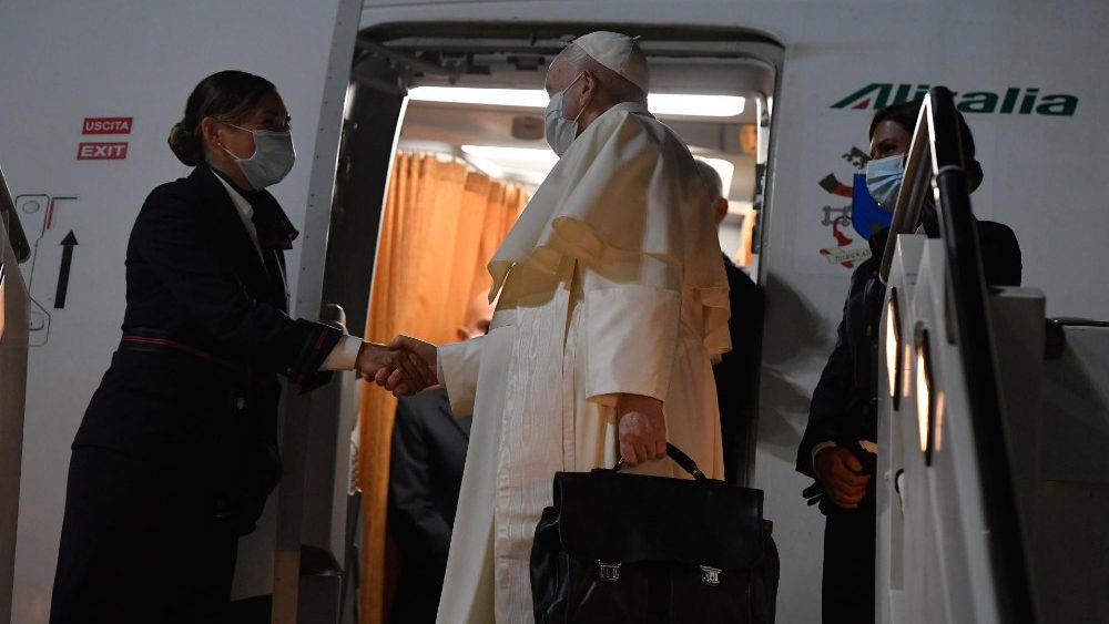 Papst Franziskus steigt in den Flieger, der ihn nach Budapest bringen wird