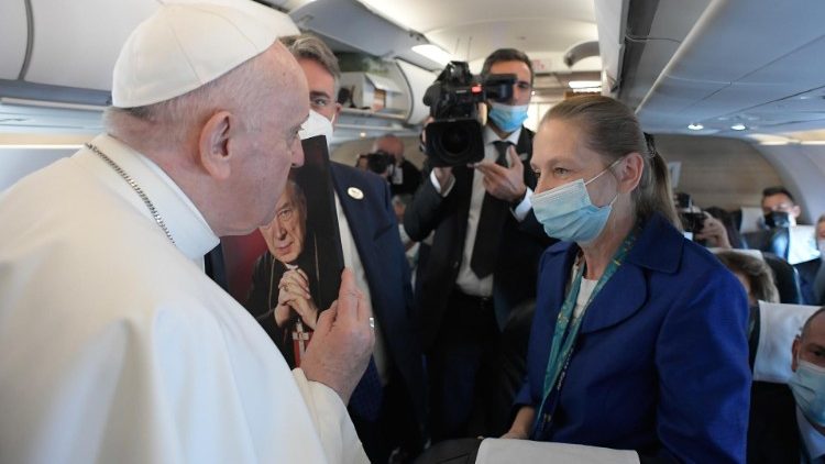 Papa Francisco com os jornalistas no voo Roma-Budapeste