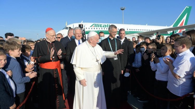 Ferenc pápa érekzése és találkozása a magyar képviselettel a reptéren